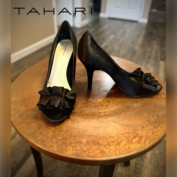 NWOT TAHARI Sloan Black Satin Ruffle Peep Toe Heels Pumps - Picture 1 of 14